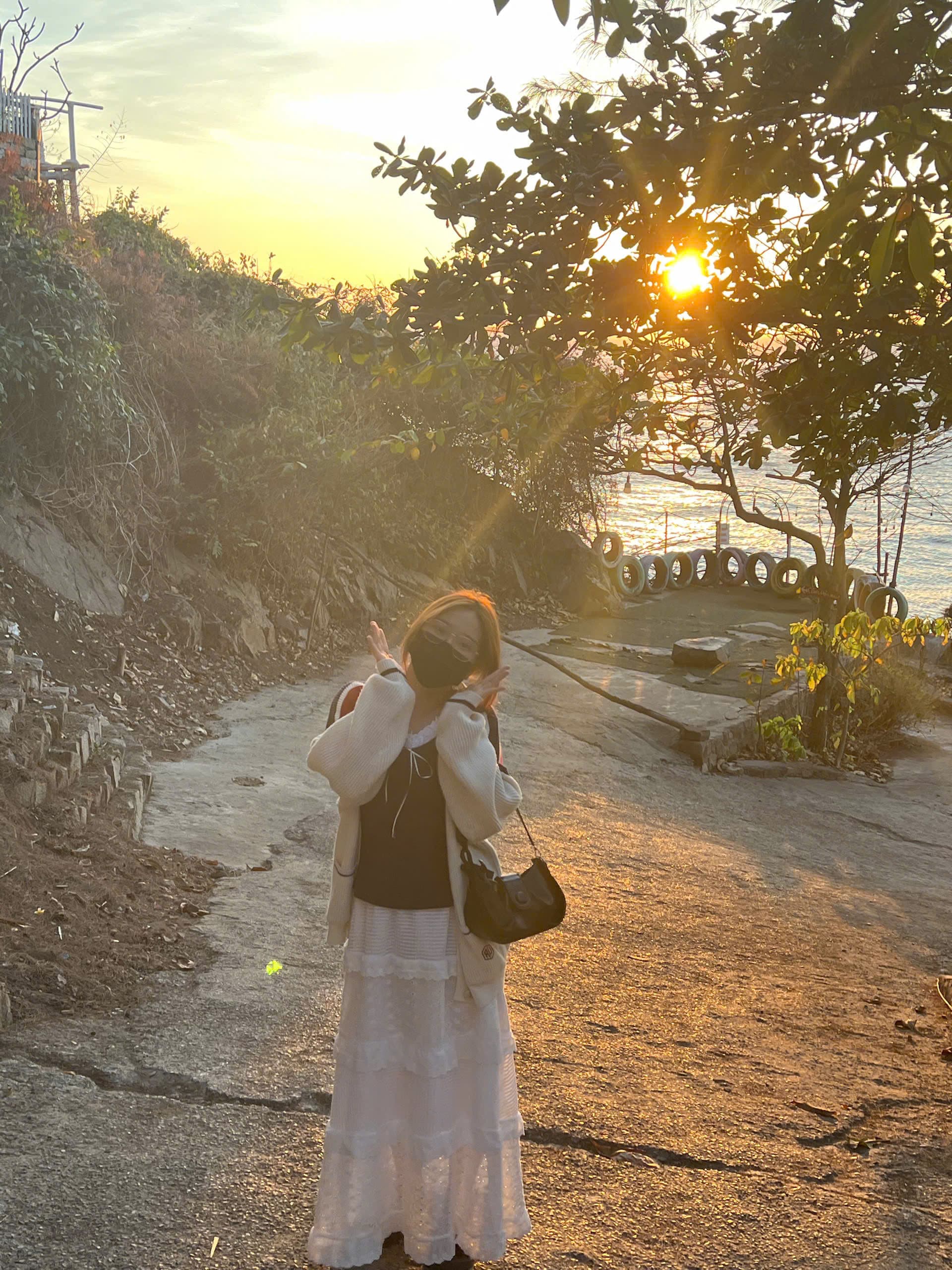 Những kỷ niệm du lịch được xếp lớp như một tấm bưu thiếp scrapbook